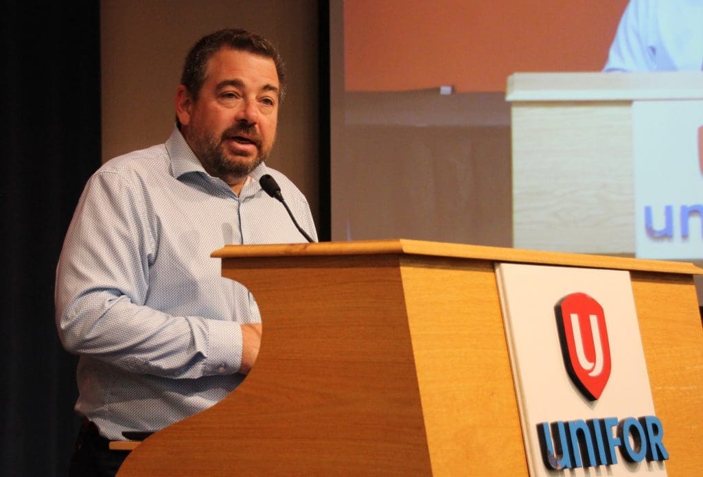 Daniel Cloutier sur un stand d'Unifor portant un discours