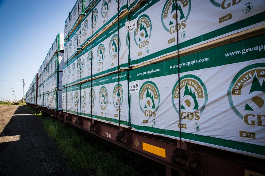 Wagon de train avec cargaison du groupe de scierie GDS