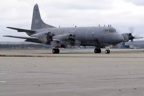 avion sur une piste d'attérissage