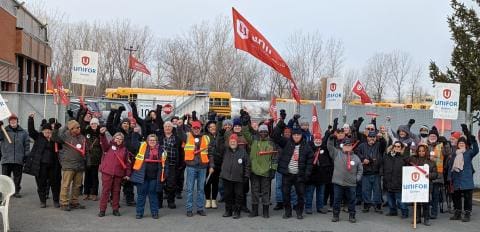 Grevistes chez Autobus logueuil avec drapeaux et pancartes d'Unifor