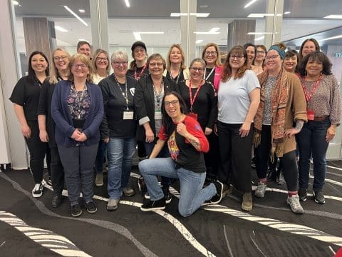 groupe de femmes souriant