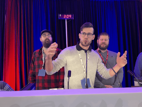 Homme parlant sur un podium