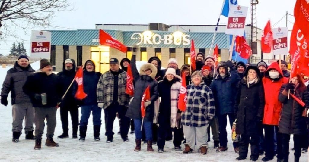 chauffeurs d'autobus chez Ro-Bus à Châteauguay devant le bâtiment en grêve