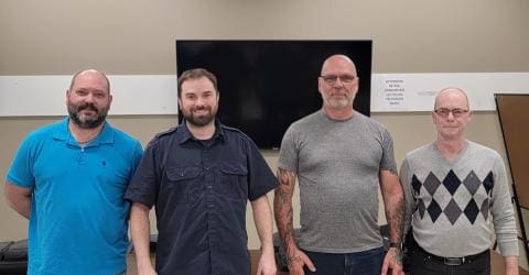 4 employés de chez Camion Élite souriant