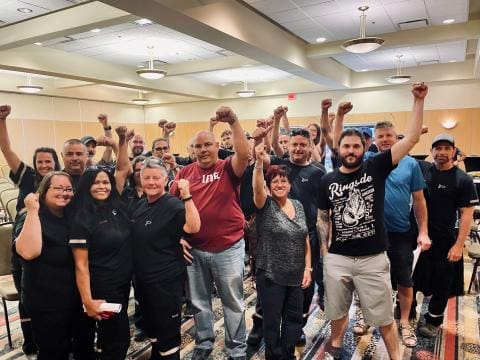 Membres de la section locale 140 levant le point en l'air