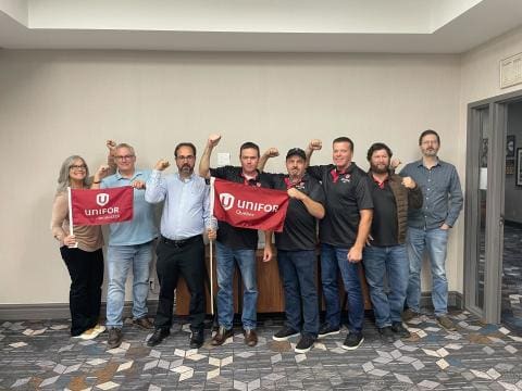 Équipe qui manifeste pour éviter une grève de la voie maritime du Saint-Laurent