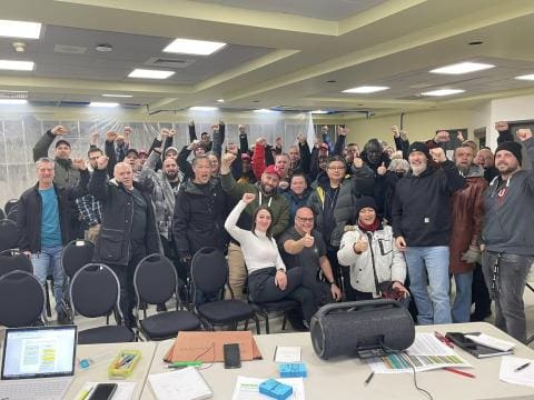 Membres d'Unifor travaillant chez Pièces Automobiles Raufoss