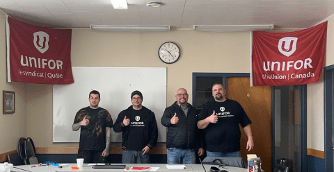 4 employés de Roberge et fils souriant avec leur pouce en l'air